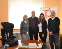 GO Zvezdara donirala Gradskom centru auto sedišta za prevoz dece