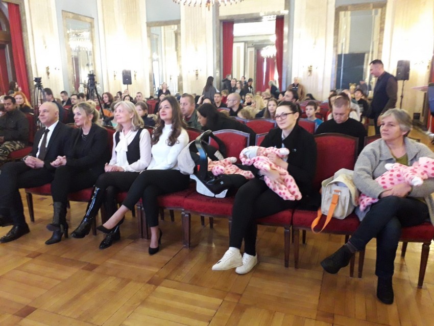 Право на Сталну новачану помоћ за тројке и четворке